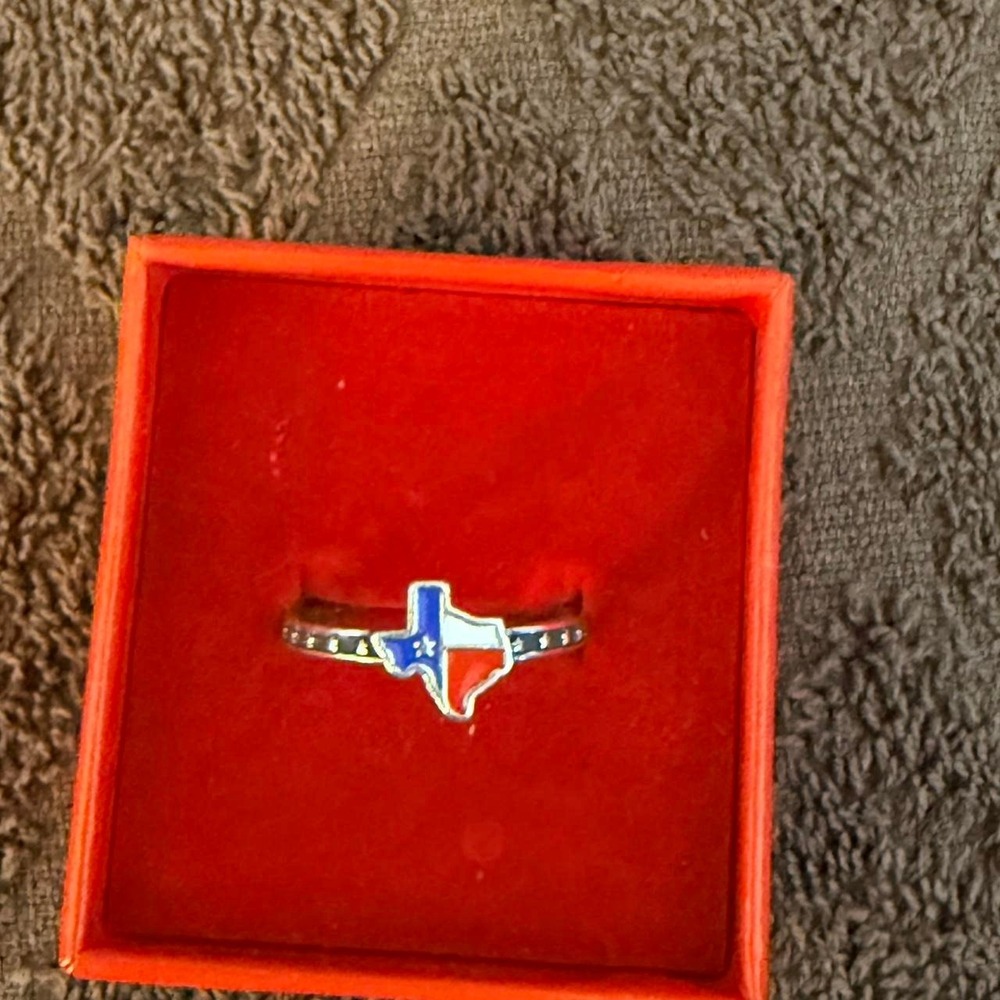 YOU CAN TELL SHES FROM TEXAS!!! Authentic retired James Avery Texas enamel ring